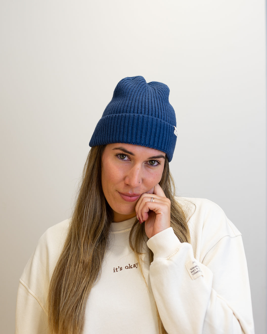 Kind beanie - treat yourself with kindness. Gender neutral, multiple colors, hidden message inside. Join our movement: it's okay to be exactly who you are. Pt. Novos gorros it's okay, várias cores, com uma mensagem interior. Junta-te ao movimento it's okay!
