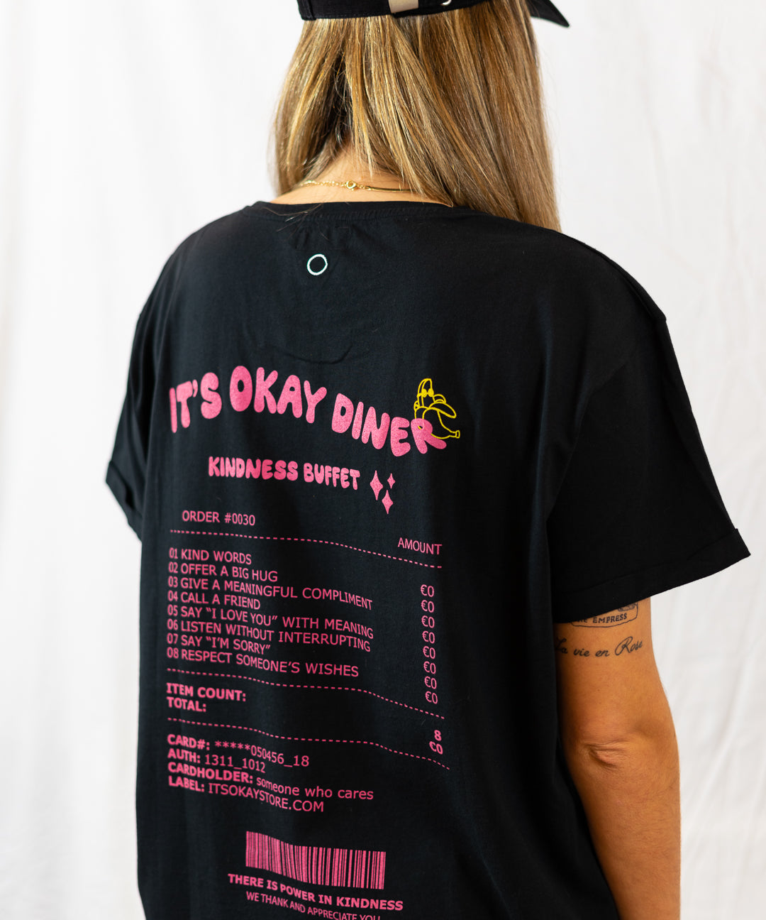 It's okay diner ti - it costs nothing to be kind. This tee will give you confidence and strength. Organic cotton, exclusive design made in Portugal, screen printed. (Pt. t-shirts algodão orgânico com serigrafia. produzida em portugal. design exclusivo. Esta t-shirts transmite confiança e força a quem a utiliza.