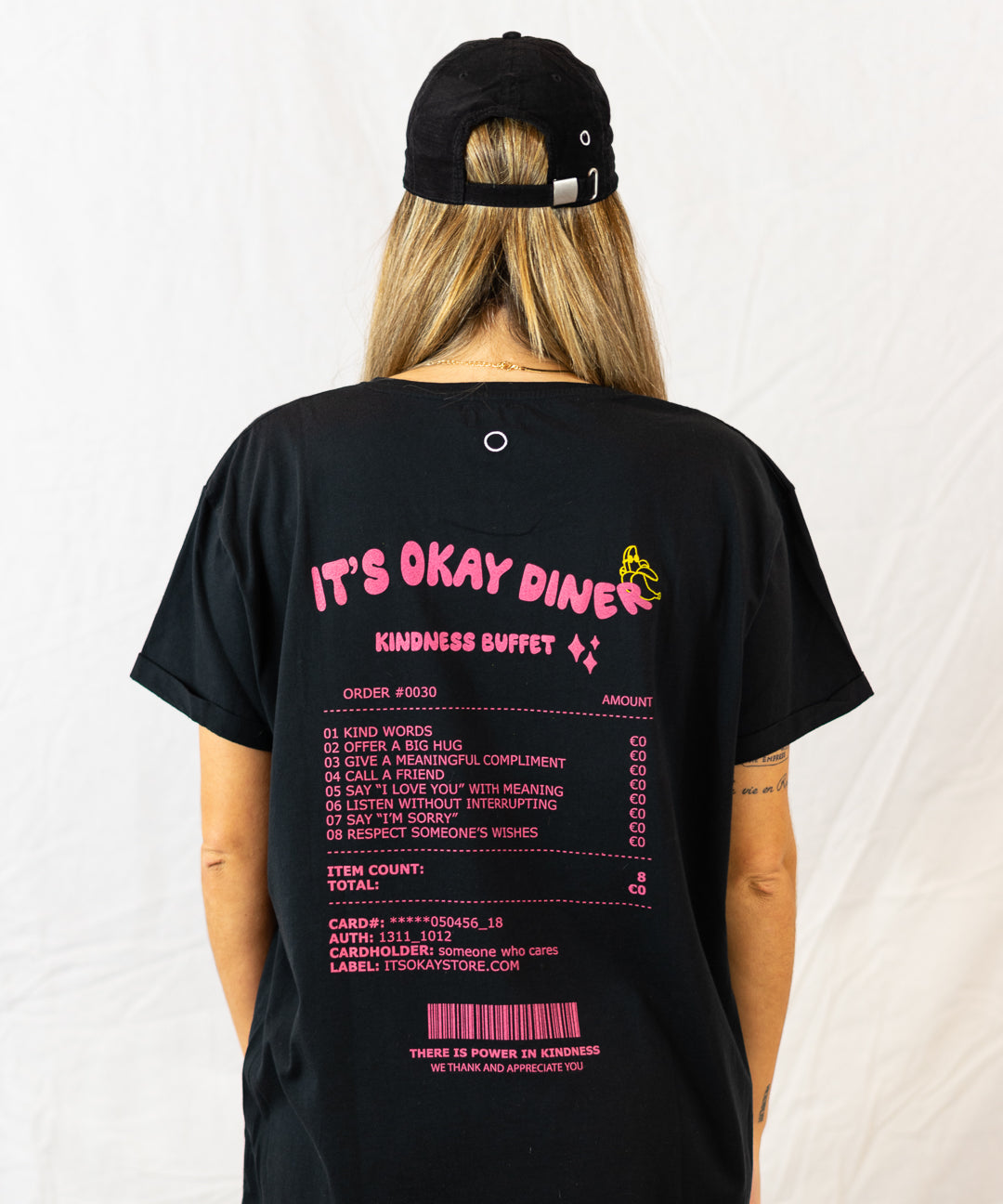 It's okay diner ti - it costs nothing to be kind. This tee will give you confidence and strength. Organic cotton, exclusive design made in Portugal, screen printed. (Pt. t-shirts algodão orgânico com serigrafia. produzida em portugal. design exclusivo. Esta t-shirts transmite confiança e força a quem a utiliza.