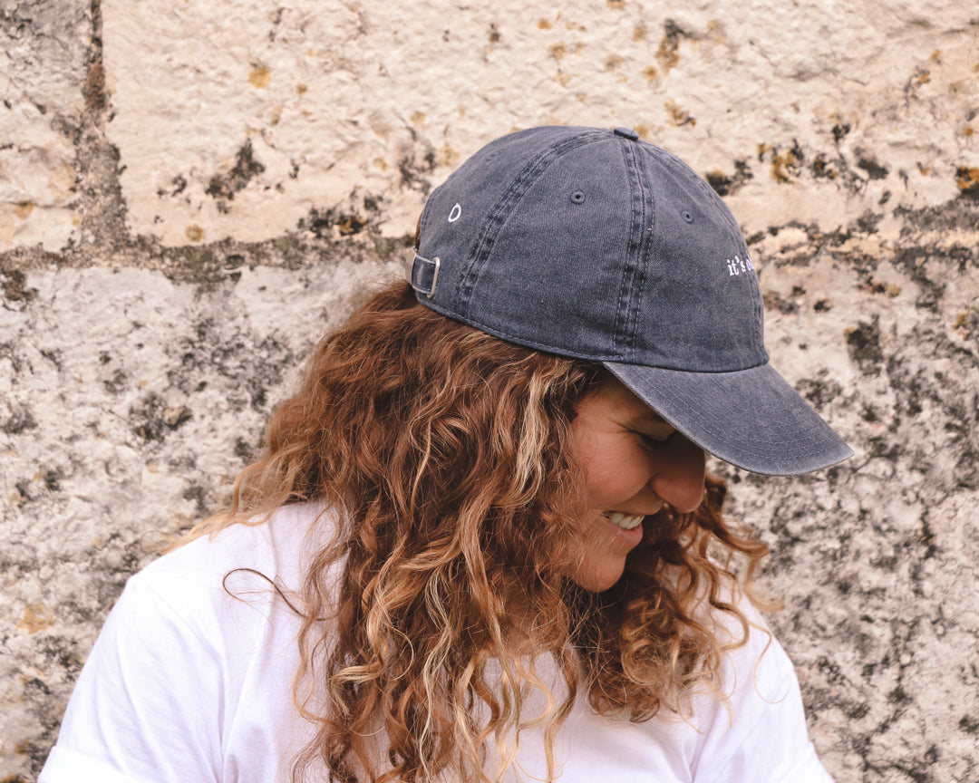 Blueberry cap, 100% cotton, vintage look, embroidered. it's okay to be exactly who you are. From Portugal with love. (Photography: curly hair women wearing blueberry cap). Blackberry cap, 100% cotton, embroidered. it's okay to be exactly who you are. From Portugal with love. Boné de pala azul, produzido em algodão bordado em Portugal.  