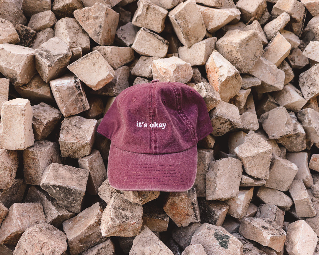 it's okay raspberry cap, burgundy cap made with 100% cotton, embroidered. it's okay to be exactly who you are. From Portugal with love. Boné de pala bege de algodão bordado em Portugal.it's okay stone cap, beige cap made with 100% cotton, embroidered. it's okay to be exactly who you are. From Portugal with love. Boné de pala bordeaux de algodão bordado em Portugal.