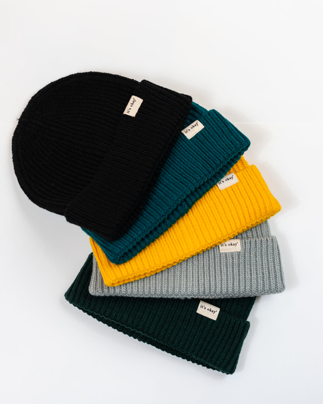 Kind beanie - treat yourself with kindness. Gender neutral, multiple colors, hidden message inside. Join our movement: it's okay to be exactly who you are. Pt. Novos gorros it's okay, várias cores, com uma mensagem interior. Junta-te ao movimento it's okay!