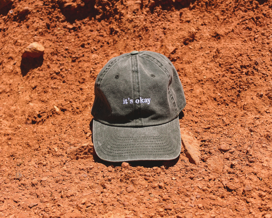 Leaf cap, 100% cotton, embroidered, green cap. it's okay to be exactly who you are. From Portugal with love. (Photography Cap on red sand in the sun).  Boné de pala verde de algodão bordado em Portugal.